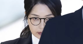 김건희 여사의 도이치모터스 주가 조작 등 혐의를 심리하는 재판부가 중계를 일부 허가했다. 사진은 지난 8월6일 도이치모터스 주가조작 연루 의혹 등을 받는 김건희 여사가 서울 종로구 김건희 특검팀(특별검사 민중기) 사무실에서 피의자 신분으로 첫 조사를 마친 뒤 밖으로 나서는 모습. /사진=한국사진기자협회