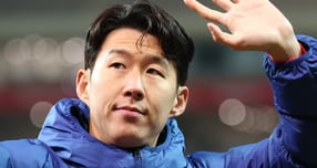 손흥민이 자신을 상대로 임신을 주장하며 거액을 요구한 혐의로 기소된 20대 여성 재판에 증인으로 출석했다. 사진은 지난 18일 오후 서울 마포구 서울월드컵경기장에서 열린 축구 국가대표팀 평가전 대한민국과 가나의 경기, 1-0으로 승리한 한국 손흥민이 관중들에게 인사하고 있는 모습. /사진=뉴시스