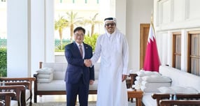 카타르를 방문 중인 우원식 국회의장이 카타르 도하 왕국에서 타밈 빈 하마드 알 싸니 국왕을 만나 에너지·방산·AI 협력 방안을 논의했다. 사진은 지난 18일(현지시각) 우 의장과 타밈 카타르 국왕이 기념촬영을 하는 모습. /사진=뉴시스(국회의장실 제공)