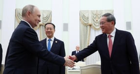 중국과 러시아가 돈독한 우호 관계를 다졌다. 사진은 지난 18일(이하 현지시각) 블라디미르 푸틴 러시아 대통령(왼쪽)이 러시아 모스크바 크렘린궁에서 열린 회담에 참석해 리창 중국 국무원 총리를 만난 모습. /사진=로이터 