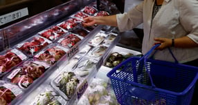 중국이 다타이치 사나에 일본 총리의 타이완 유사시 개입 가능성 언급 대응을 위해 일본 정부에 일본산 수산물 수입 중단을 통보했다. 사진은 2023년 8월31일 일본 후쿠시마현 소마 하마노에키 어시장에서 해산물을 살펴보는 손님의 모습. /사진=로이터