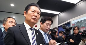 정청래 더불어민주당 대표가 취임 후 처음으로 대구를 방문해 산업혁신정책간담회 및 현장최고위원회 회의를 진행했다. 사진은 19일 정 대표가 대구 수성구 수성알파시티를 찾아 입주기업인 스피어AX 융복합관제센터에서 인공지능 기반 지능형 CCTV에 대한 설명을 듣는 모습. /사진=뉴스