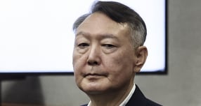 윤석열 전 대통령이 한덕수 전 국무총리의 내란 관련 재판에 불출석하겠다고 통보했다. 사진은 윤석열 전 대통령이 지난 9월26일 서울 서초구 서울중앙지법에서 열린 특수공무집행방해, 직권남용 권리행사방해 등 혐의 사건 첫 공판에 출석하고 있는 모습. /사진=뉴스1(공동취재단)