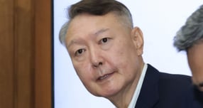 윤석열 전 대통령이 한덕수 전 국무총리의 내란 혐의 관련 재판에 증인으로 출석하겠다고 밝혔다. 사진은 윤 전 대통령이 지난 9월26일 서울 서초동 서울중앙지법에서 열린 특수공무집행방해 혐의 재판에 출석하고 있는 모습. /사진=뉴스1(공동취재단)