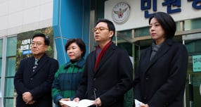 국민의힘이 19일 김민석 총리를 공직선거법과 국가공무원법 위반으로 고발했다. 사진은 19일 배현진 국민의힘 서울시당위원장(맨오른쪽)을 비롯한 같은당 소속 의원들이 서울 종로구 서울경찰청를 방문해 김민석 국무총리 고발장 제출을 한 후 취재진 질문에 답하는 모습. /사진=뉴시스