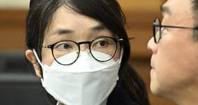 김건희 여사 측이 건강 이상을 호소하며 퇴정을 요청했다. 사진은 도이치모터스 주가조작, 통일교 청탁·뇌물 수수 의혹 혐의 등으로 구속기소 된 김 여사가 지난 9월24일 오후 서울 서초구 서울중앙지방법원에서 열린 첫 재판에 출석해 변호사와 이야기를 나누고 있는 모습. /사진=뉴시스