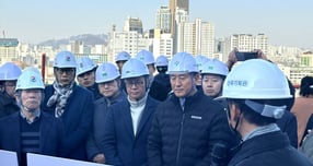 오세훈 서울시장이 19일 오후 서울 동작구 노량진재정비촉진지구 노량진6구역 공사 현장을 방문해 착공 현황 설명을 듣고 있다.  /사진=장동규 기자