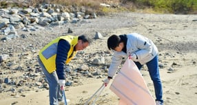 19일 경기신용보증재단 시석중 이사장(왼쪽)을 비롯한 임직원 20여 명이 안산시 대부도 방아머리 해수욕장 일대에서 &#039;경기바다 함께해(海)&#039; 해양 정화 활동을 진행했다. /사진제공=경기신보