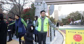 19일 교동초 앞에서 이상일 용인특례시장(오른쪽 노란조끼)이 교통지도 봉사를 하고 있다. /사진제공=용인특례시