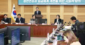 19일 서울 여의도 국회 의원회관에서 &#039;정년연장과 임금체계 개편을 위한 사회적 합의&#039;를 주제로 열린 국회미래연구원 제3회 인구포럼에서 김기식 국회미래연구원장이 인사말을 하고 있다. / 사진=뉴시스 고승민 기자 