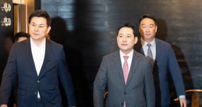 장동혁 국민의힘 대표가 19일 당 중진들을 만나 &quot;대여투쟁에 힘을 모아달라&quot;고 밝혔다.사진은 19일 장 대표가 서울 여의도의 한 식당으로 중진 오찬을 하기 위해 발걸음을 옮기고 있는 모습. /사진=뉴스