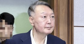 윤석열 전 대통령이 한덕수 전 국무총리 내란 혐의 재판에 증인으로 출석했다. 사진은 지난 9월26일 윤 전 대통령이 서울 서초구 서울중앙지법에서 열린 특수공무집행방해, 직권남용 권리행사방해 등 혐의 사건 첫 공판에 출석하고 있는 모습. /사진=뉴스1(공동취재단)