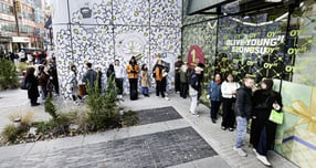 CJ올리브영이 2026년 5월 미국에 첫 매장을 연다. 사진은 올리브영N성수 입장을 기다리고 있는 외국인들. /사진=CJ올리브영