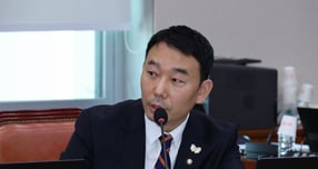 국회 법제사법위원회 소속 더불어민주당 간사인 김용민 의원을 포함한 범여권 의원들이 19일 서울 여의도 국회 소통관에서 기자회견을 열고 &quot;검사장 18명의 집단 항명 행위에 대해 국가공무원법 위반 혐의로 고발한다&quot;고 밝혔다. 사진은 지난달 20일 김 의원이  국회에서 열린 법사위 국정감사에서 질의를 하는 모습. /사진=뉴시스