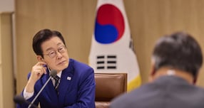 이재명 대통령이 김건희 특검팀(특별검사 민중기)의 수사 기간 연장을 승인했다. 사진은 지난 16일 이 대통령이 서울 용산구 대통령실 청사에서 열린 한미 관세협상 후속 민관 합동회의에서 발언을 듣는 모습. /사진=뉴시스(대통령실 제공)