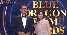 배우 현빈·손예진 부부가 제46회 청룡영화상에서 청정원 인기스타상을 공동 수상해 눈길을 끌었다. 사진은 배우 현빈·손예진 부부가 제46회 청룡영화상에서 청정원 인기스타상을 수상하는 모습. /사진=네이버 치지직 캡처