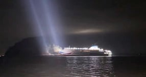 전남 신안군 해상에서 승객 260여명을 태운 여객선이 좌초돼 해경이 구조 작업을 벌이고 있다. 사진은 19일 저녁 8시16분쯤 전남 신안군 장산면 족도에서 여객선이 좌초된 모습. /사진=뉴스1(해경 제공)