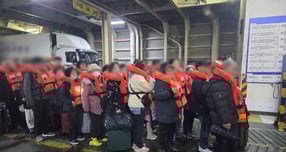 이재명 대통령이 신안 여객선 좌초 사고 보고를 받은 직후 신속 수습을 지시했다. 사진은 19일 저녁 8시17분쯤 전남 신안군 장산면 족도에서 좌초한 여객선 퀸제누비아2호에서 승객들이 구명조끼를 입고 하선 준비를 하고 있는 모습. /사진=뉴스1(독자 제공)