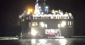 전남 신안군 해상에서 승객 246명과 선원 21명이 탑승한 여객선이 좌초돼 해경이 구조 작업을 벌이고 있다. 사진은 19일 저녁 8시16분쯤 전남 신안군 장산면 족도에서 여객선이 좌초돼 해경이 구조 작업을 벌이고 있는 모습. /사진=뉴스1(목포해경 제공)