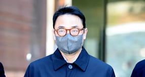 양평 공흥지구 개발 특혜 의혹에 연루된 김건희 여사의 오빠 김진우씨의 구속영장이 기각됐다. 사진은 19일 김씨가 서울 서울 서초구 서울중앙지법에서 열린 구속 전 피의자 심문(영장실질심사)을 마친 뒤 법원을 빠져나가고 있는 모습. /사진=뉴스