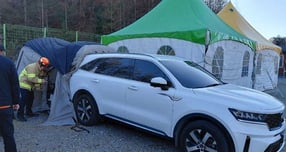 강원 태백에서 &#039;차박&#039;하던 60대 남녀가 차 안에서 숨진 채 발견됐다. 사진은 지난 18일 태백산국립공원 유일사 주차장서 구급대원이 차를 확인하고 있는 모습. /사진=뉴시스(강원소방본부 제공)