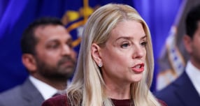 팸 본디 미국 법무장관이 기자회견을 통해 성범죄자 제프리 엡스타인에 관한 법무부 수사 파일을 30일 이내에 공개하겠다고 밝혔다. 사진은 지난 19일(현지시각) 미국 워싱턴D.C 법무부에서 열린 기자회견에서 본디 장관이 연설한 모습. /사진=로이터