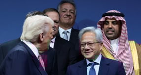 미국 상무부가 아랍에미리트와 사우디아라비아에 본사를 둔 두 기업에 첨단 AI 칩 최대 7만개 판매를 승인한다고 밝혔다. 사진은 지난 19일(현지시각) 미국 워싱턴D.C에서 열린 미국-사우디 투자 포럼에 참석한 도널드 트럼프 미국 대통령(왼쪽)이 젠슨 황 엔비디아 CEO(오른쪽)와 대화를 나눈 모습. /사진=로이터