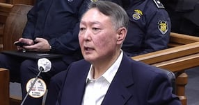 윤석열 전 대통령이 한덕수 전 국무총리의 내란 혐의 재판에 증인으로 출석했다. 사진은 지난 19일 오후 윤 전 대통령이 서울 서초구 서울중앙지방법원에서 열린 한덕수 전 국무총리의 내란 중요임무 종사 등 혐의 공판에 증인으로 출석하고 있는 모습. /사진=뉴스1(서울중앙지법 제공)