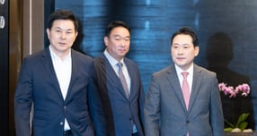 장동혁 국민의힘 대표가 서울 여의도 한 식당에서 3선 의원들과 오찬을 갖고 경청 행보에 나선다. 사진은 지난 19일 장 대표(오른쪽)가 중진 의원들과 오찬을 갖기 위해 서울 여의도 한 식당에 도착한 모습. /사진=뉴스