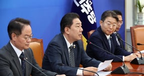 김병기 더불어민주당 원내대표가 20일 북한은 이재명 정부의 남북 군사회담 제안에 조속히 응답해야 한다고 밝혔다. 사진은 이날 김 원내대표(가운데)가 서울 여의도 국회에서 열린 민주당 정책조정회의에서 발언하는 모습. /사진=뉴시스