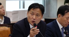 김영진 더불어민주당 의원이 검찰 집단 반발에 대해 &quot;법원 판단을 받으면 된다&quot;고 말했다. 사진은 지난달 14일 김영진 더불어민주당 의원이 서울 여의도 국회에서 열린 기획재정부 국정감사에서 질의하는 모습. /사진=뉴시스