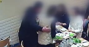 성추행 누명을 벗었는데도 회사 내부 징계가 유지됐다는 남성이 억울함을 호소하고 있다. 사진은 회식 당시 CCTV 속 남성과 여직원의 모습. /사진=JTBC &#039;사건반장&#039; 캡처