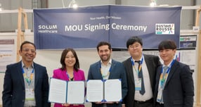 인공지능(AI) 기반 조기 암 진단 전문기업 솔루엠헬스케어가 글로벌 암 전문기관과 손잡고 조기 암 진단 기술의 국제적 검증과 상용화에 속도를 낸다.사진 왼쪽부터 아흐메드 압델아지즈(Ahmed Abdelaziz) 아인샴스대학병원 종양학 교수, 김지희 솔루엠헬스케어 대표, 아흐마드 몰시(Ahmad Morsy) 구스타브 루시 인터내셔널 이집트 병원 매니징 디렉터(종양내과 전문의). /사진=솔루엠헬스케어 제공