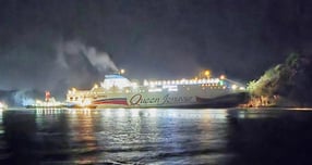 해경이 전남 신안 앞바다에서 좌초한 여객선의 1등 항해사로부터 &#039;휴대전화를 보고 있었다&#039;는 진술을 확보했다. 사진은 전남 신안군 무인도인 족도에 좌초된 대형 여객선이 20일 새벽 해경에 의해 이초되고 있는 모습. /사진=뉴스1(목포해경 제공)