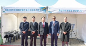 (왼쪽 두 번째부터) 박광선 어플라이드 머티어리얼즈 코리아 대표, 이권재 오산시장, 사티시 쿠푸라오 어플라이드 머티어리얼즈 반도체 운영 총괄 부사장 등이 어플라이드 컬래버레이션 센터 코리아 부지에서 현장점검 후 기념촬영을 하고 있다. /사진제공=오산시 