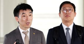 김용현 전 국방부 장관의 변호인들이 감치 명령을 받았지만, 구치소에 수용되진 않았다. 사진은 김 전 국방부 장관의 변호인인 이하상 변호사가 지난 6월25일 오전 서울 서초구 서울중앙지방법원에서 열린 김 전 장관의 구속영장 심문기일에 출석하며 취재진의 질문에 답하고 있다. 이 변호사 오른쪽은 유승수 변호사. /사진=뉴시스