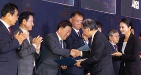 박승원 광명시장이 김충환 (사)한국공공자치연구원 이사장(사진 오른쪽)으로부터 인증서를 받고 있다. /사진제공=광명시 