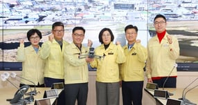 김보라 경기 안성시장이 최근 구축된 재난 안전 드론 영상관제 시스템을 점검하고 관계자들과 사진촬영을 찍고 있다. /사진제공=안성시