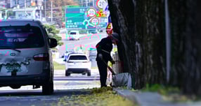 오는 20일 전국이 대체로 맑은 늦가을 날씨가 예측된다. 사진은 지난 18일 경남 남해군 인근 도로에 떨어진 은행나무잎을 한 남성이 쓸고 있는 모습. /사진=뉴시스