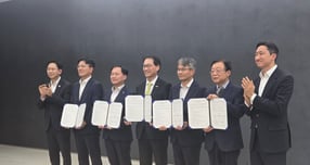 20일 HD현대 글로벌R&amp;D센터에서 열린 &#039;조선·해양 산업 AI 기술 개발 협력을 위한 업무 협약식에서 기념 촬영을 하고 있는 관계자들의 모습. /사진=김이재 기자 