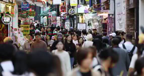 일본과의 외교 갈등을 겪고 있는 중국이 일본 여행 자제령을 내리자 한국이 대체 여행지로 뜨고 있다. 사진은 지난 9월28일 서울 중구 명동이 외국인 관광객들로 붐비는 모습. /사진=뉴시스