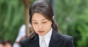 김건희 특검팀이 윤석열 전 대통령과 김 여사에 대한 소환 일정을 통보했다. 사진은 지난 8월 김건희 특검 사무실로 출석한 김 여사. /사진=뉴스