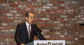 오리온이 업계 불황 속에서 지속해서 최대 실적을 경신하며 성장세를 보이고 있다. 업계는 &#039;비용은 줄이되 미래에는 과감히 투자하는&#039; 허인철 오리온홀딩스 부회장의 역설적인 경영 방식을 비결로 꼽는다. /사진=오리온