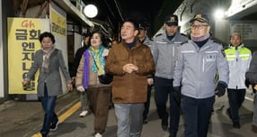 김동근 의정부시장(맨 앞)이 지난 19일 망월사역 인근 안심귀갓길 일대(약 400m 구간)에서 야간 합동 점검을 펼치고 있다.  /사진제공=의정부시