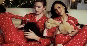 한섬이 오는 21일부터 다음달 말까지 서울 성동구 성수동 톰그레이하운드 TOMG. 성수와 더현대 서울 2층 두곳에서 미국 패션 브랜드 스킴스 홀리데이 팝업스토어를 연다. 사진은 홀리데이 컬렉션 중 크리스마스 패턴 프린트 라운지웨어. /사진=스킴스 공식 인스타그램 갈무리