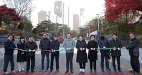 19일 교동마을 현대홈타운 정문에서 이상일 시장과 시 관계자, 입주민들이 진출입로 준공 기념 테이프 커팅을 하고 있다. /사진제공=용인특례시