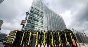 김건희 여사의 각종 의혹을 수사하는 김건희 특검팀(민중기 특별검사)이 &#039;도이치모터스 주가조작 의혹&#039; 공범 이모씨를 경찰과 공조해 충주에서 체포했다고 밝혔다. 사진은 지난 8월29일 서울 종로구 김건희 특검팀 사무실 앞에 경찰 질서유지선이 설치된 모습. /사진=뉴시스