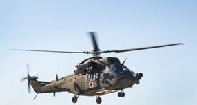 도심지와 떨어진 응급환자와 도서지역 장병과 국민들의 생명을 지키기 위해 방위사업청과 한국항공우주산업이 계약을 체결했다. 사진은 하늘을 날고 있는 의무 후송 전용 헬기 메디온 /사진=KAI