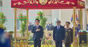 이재명 대통령과 압델 파타 알시시 이집트 대통령의 정상회담이 111분만에 종료됐다.사진은 20일(현지시각) 이집트를 공식 방문 중인 이 대통령이 카이로 대통령궁에서 열린 공식 환영식에서 압델 파타 알시시 이집트 대통령과 국민의례를 하고 있는 모습. /사진=뉴시스(공동취재단)