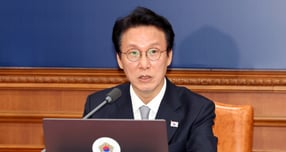 김민석 국무총리가 20일 강원 인제군 야산에서 발생한 산불에 대해 &quot;필요한 행정력을 동원해 조기 진화에 최선을 다하라&quot;고 주문했다. 사진은 지난 18일 김 총리가 서울 종로구 정부서울청사에서 열린 국무회의에서 발언하는 모습. /사진=뉴시스